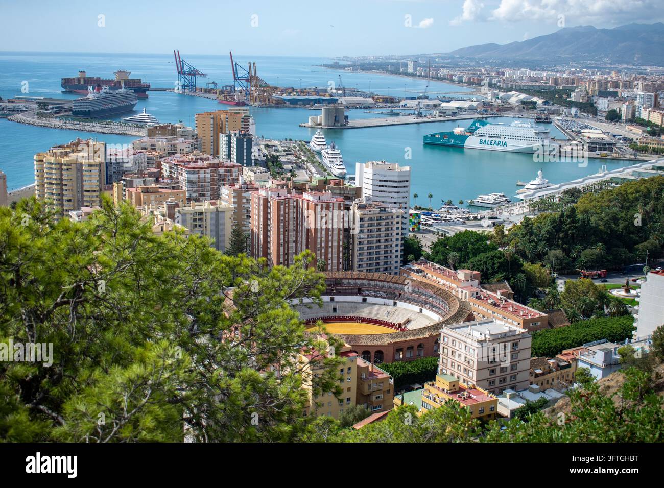 Vue panoramique du port de Málaga, de l'arène de corrida La Malagueta, des navires de croisière et de la côte méditerranéenne depuis Gibralfaro, Andalousie, Espagne. Banque D'Images