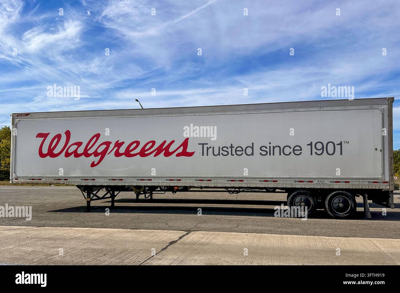 Remorque semi-remorque blanche Walgreens avec logo de la marque et slogan, garée sur le parking du hub corporate et de support de Walgreens. 6 octobre 2026, Valparaiso IN USA - Image de stock capturée avec un smartphone