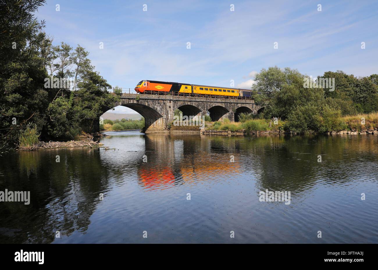 43251 franchit la rivière Lune à Arkholme le 7.8.26 avec le train de test mensuel de Blackpool à Derby Banque D'Images