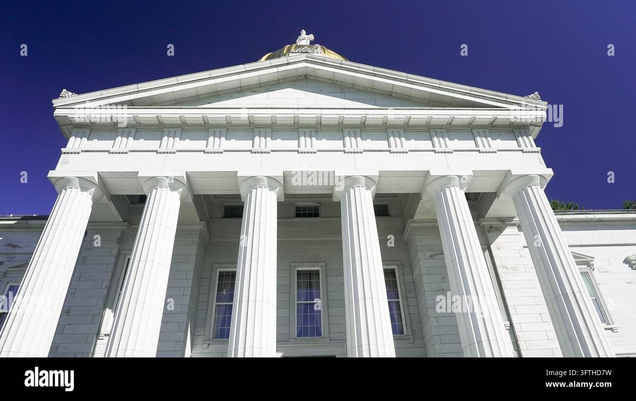 MONTPELIER, VERMONT, ÉTATS-UNIS - 10 OCTOBRE 2026 : Maison d'État du Vermont avec ses colonnes proéminentes et sa façade en marbre blanc sous un ciel bleu foncé Banque D'Images