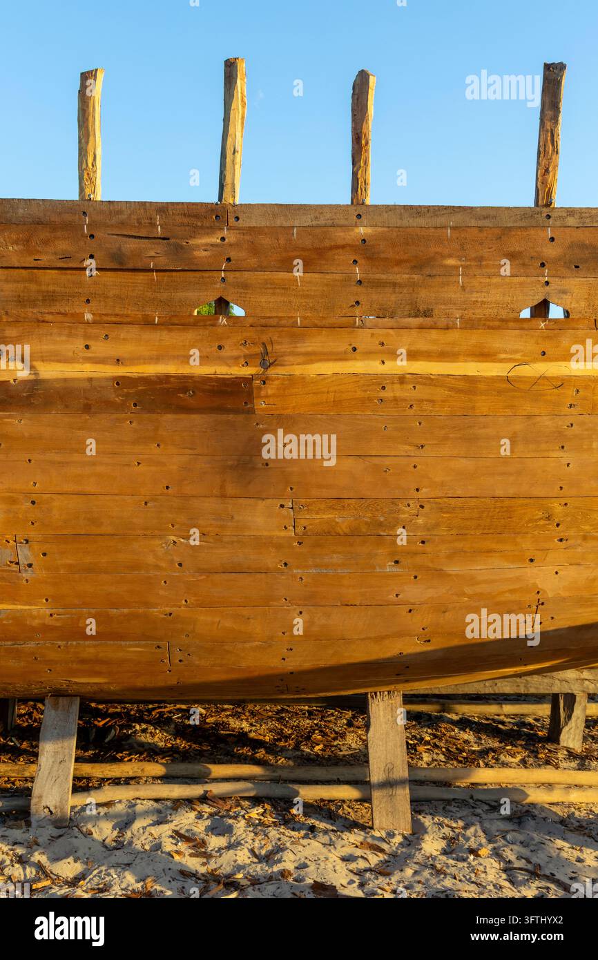Grossissement des planches de coque en bois et des chevilles sur un bateau en construction sur la plage, Menabe, Belo sur Mer, Madagascar Banque D'Images