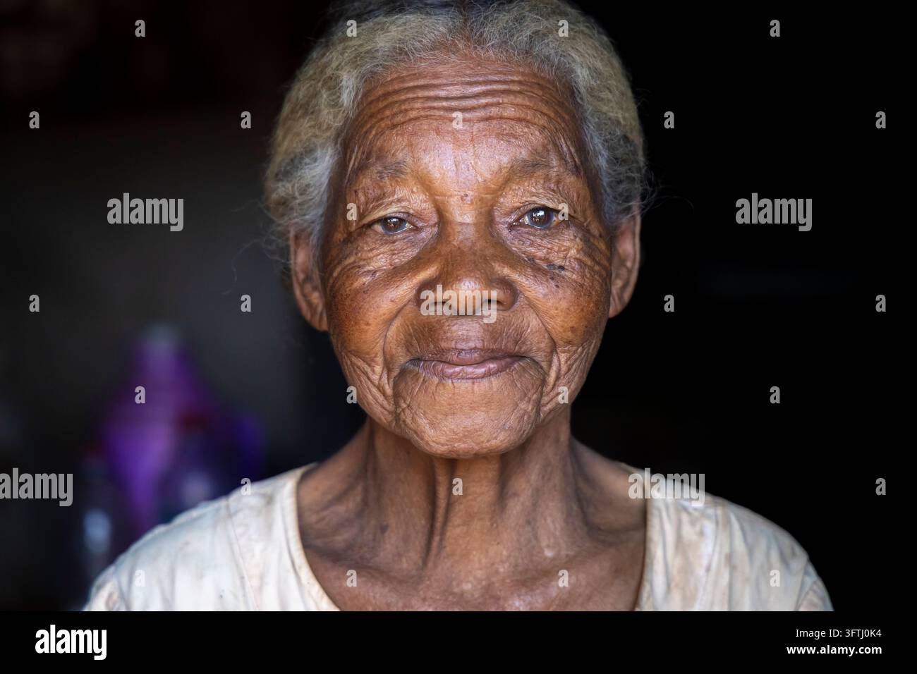 Portrait en gros plan d'une femme âgée aux cheveux gris et au visage buriné, Ihorombe, Isalo, Madagascar Banque D'Images
