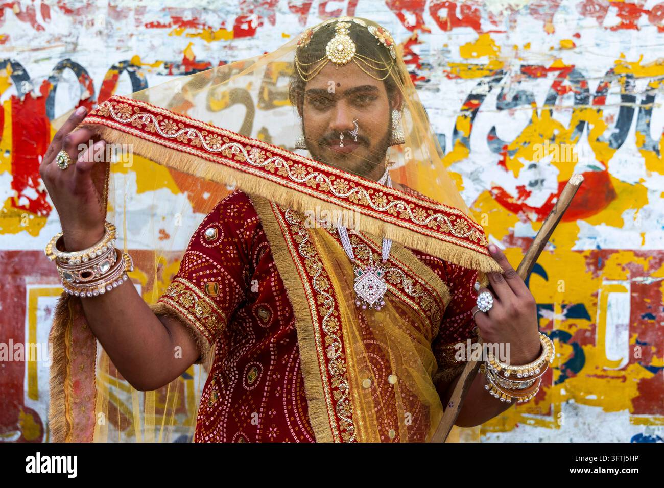 Homme gay habillé pour Holi avec un anneau nasal et une barbe, Uttar Pradesh, Vrindavan, Inde Banque D'Images