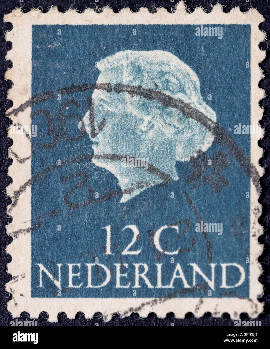 Chiang Mai, Thaïlande : Timbre postal néerlandais vintage d'occasion, vers les années 1960, profil de la reine Juliana des Pays-Bas, 12 centimes bleu, Pays-Bas, cachet de la poste Banque D'Images