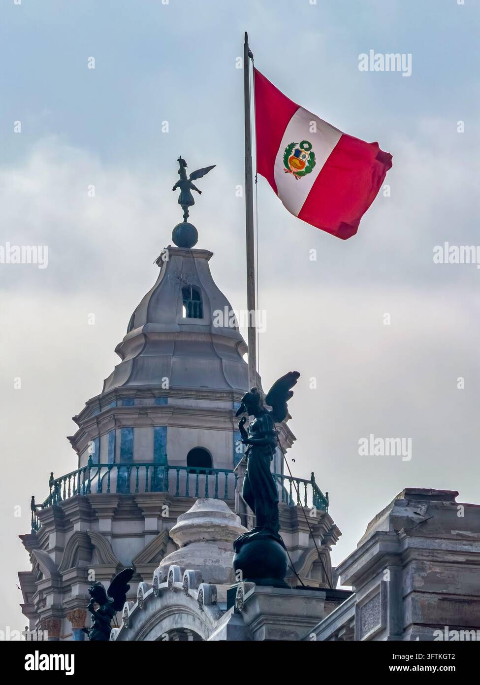 Tour clocher de la basilique et du couvent de Santo Domingo et drapeau péruvien, Cercado de Lima – Pérou - Image de stock capturée avec un smartphone
