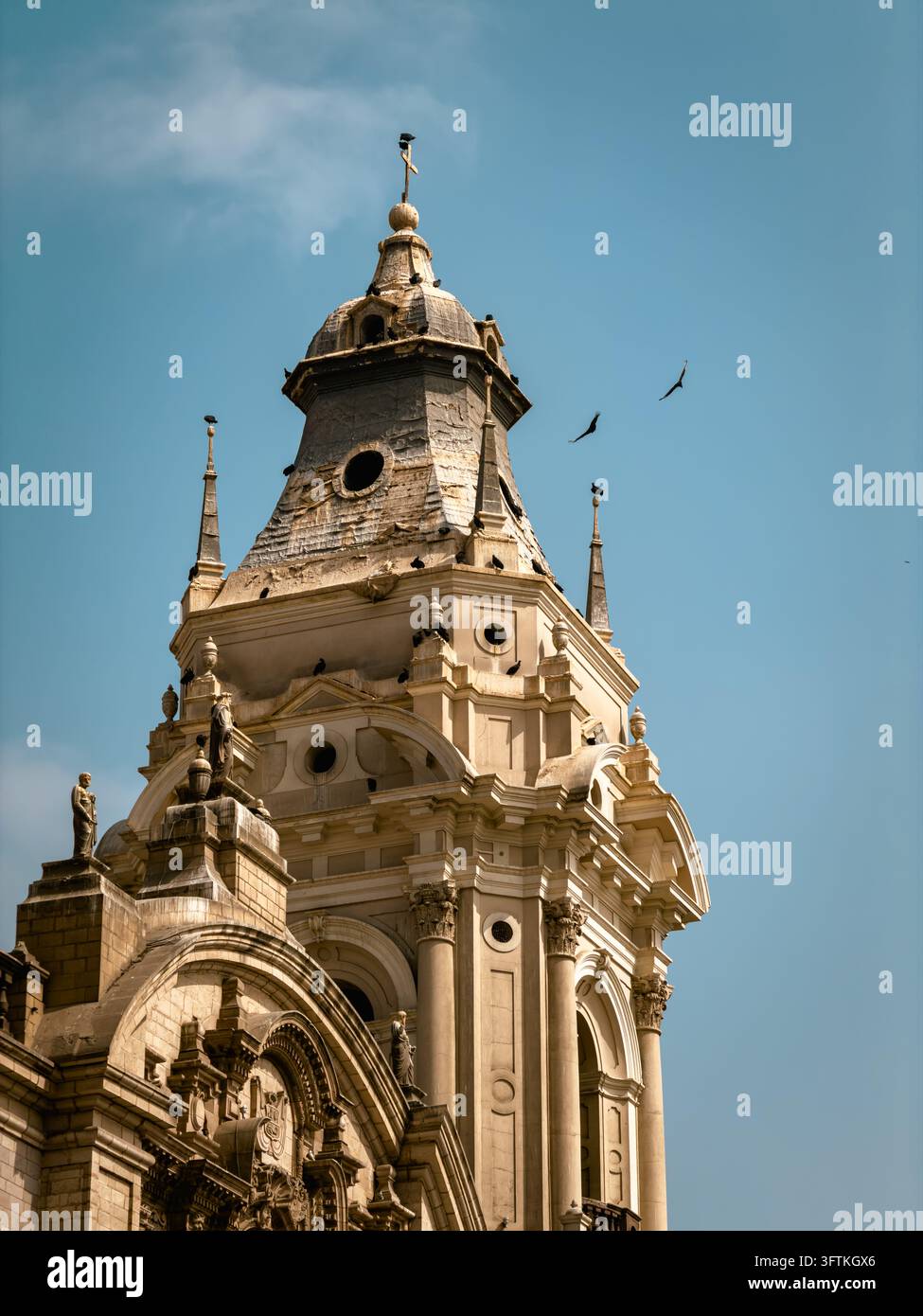 Clocher de la cathédrale sur la place principale de Lima - Pérou - Image de stock capturée avec un smartphone