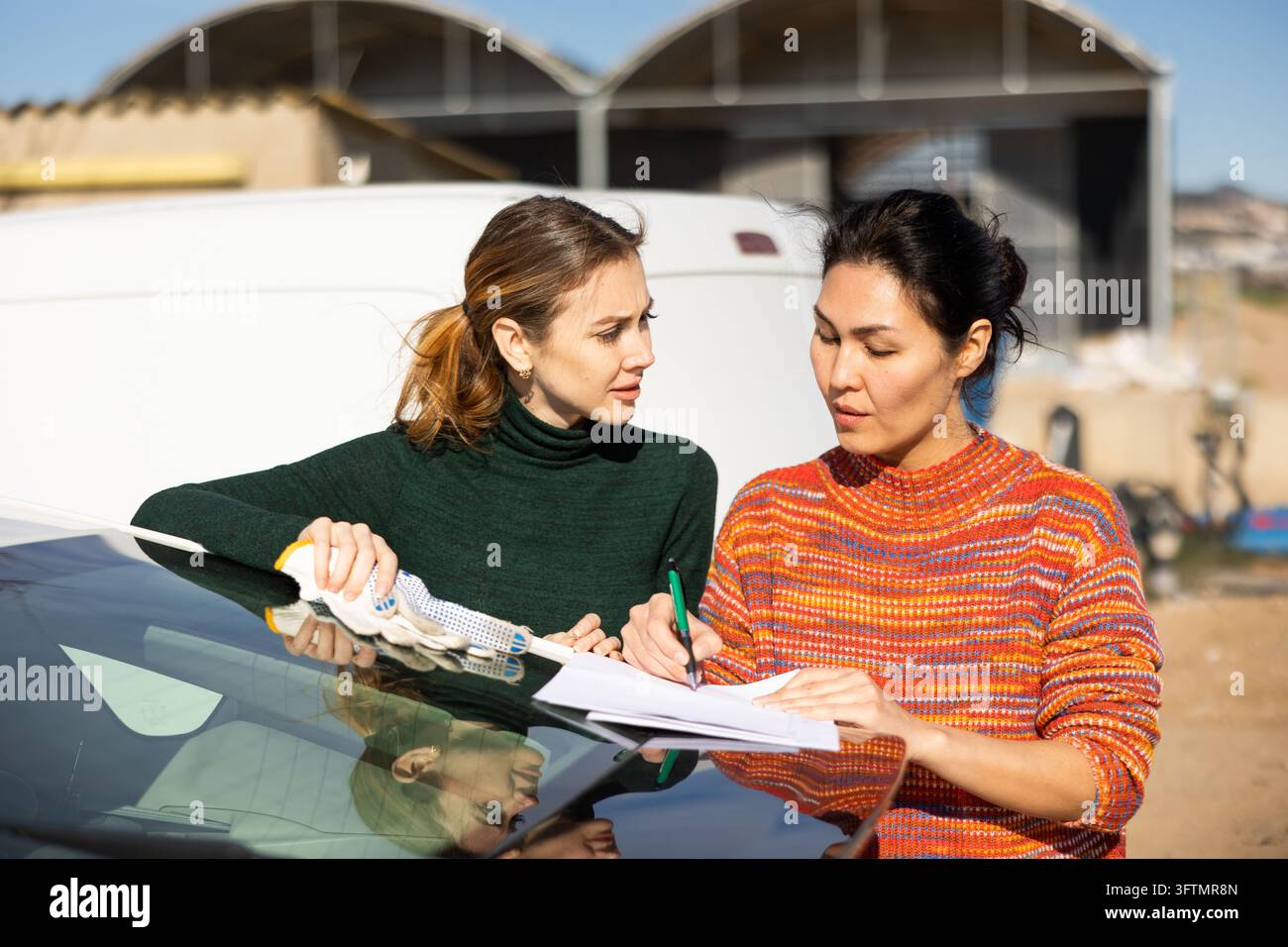 La femme signe les documents pour la livraison des marchandises à la ferme Banque D'Images