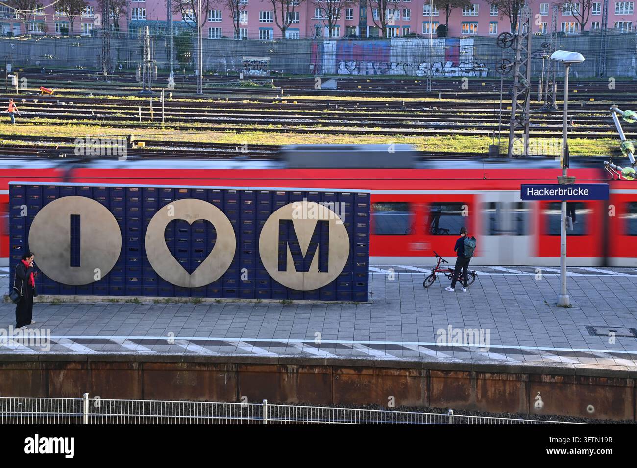 Photo thématique S-Bahn. Le symbole « I Love Munich » sur le quai de la gare S-Bahn Hackerbrücke lors d’un passage d’une S-Bahn. ?SVEN SIMON Photo Agency GmbH & Co. Press Photo KG # Seidlhofstr.10 # 85540 Haar # GLS Bank IBAN DE75 4306 0967 4030 0251 00 # Banque D'Images