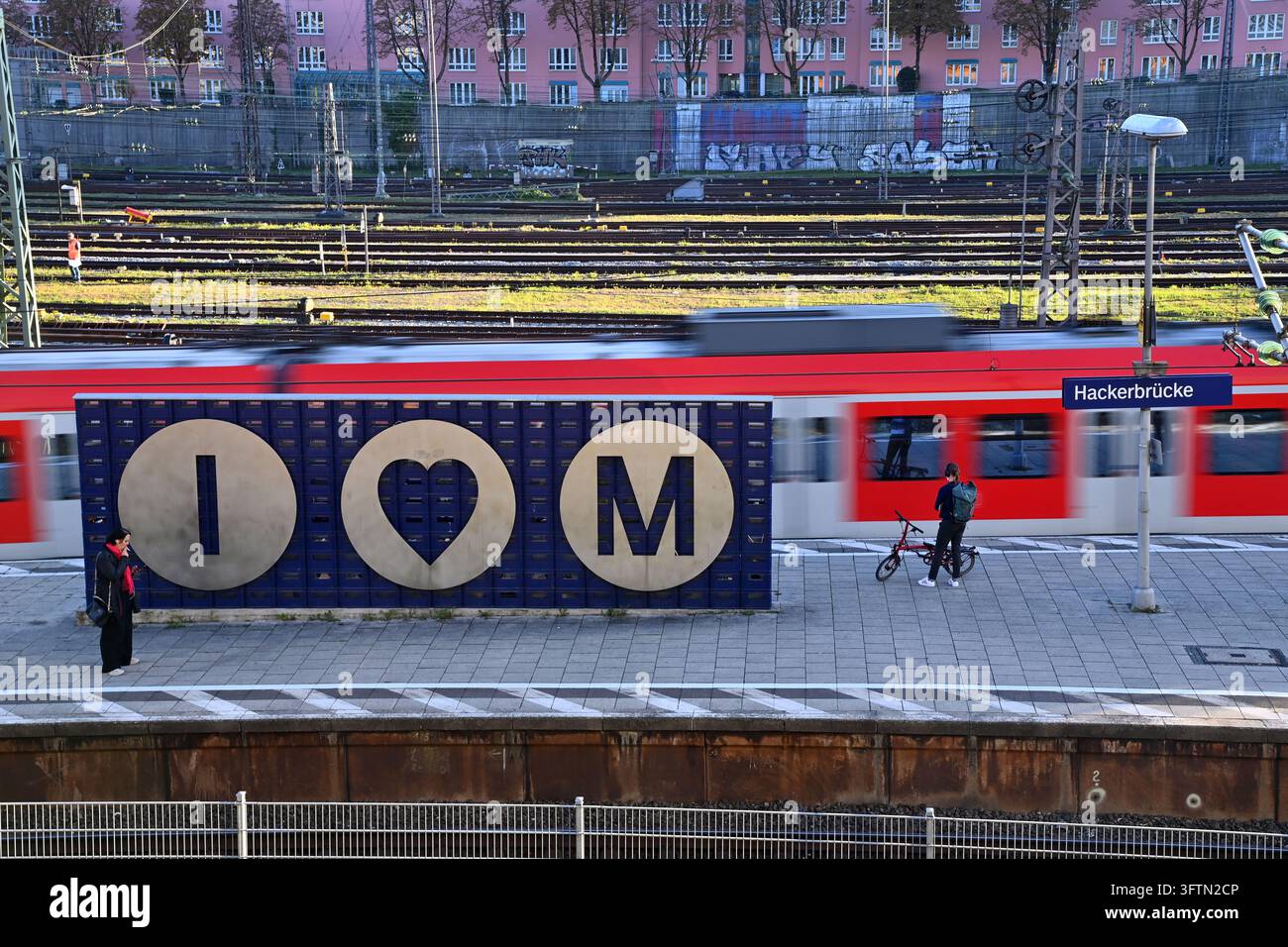 Photo thématique S-Bahn. Le symbole « I Love Munich » sur le quai de la gare S-Bahn Hackerbrücke lors d’un passage d’une S-Bahn. ?SVEN SIMON Photo Agency GmbH & Co. Press Photo KG # Seidlhofstr.10 # 85540 Haar # GLS Bank IBAN DE75 4306 0967 4030 0251 00 # Banque D'Images