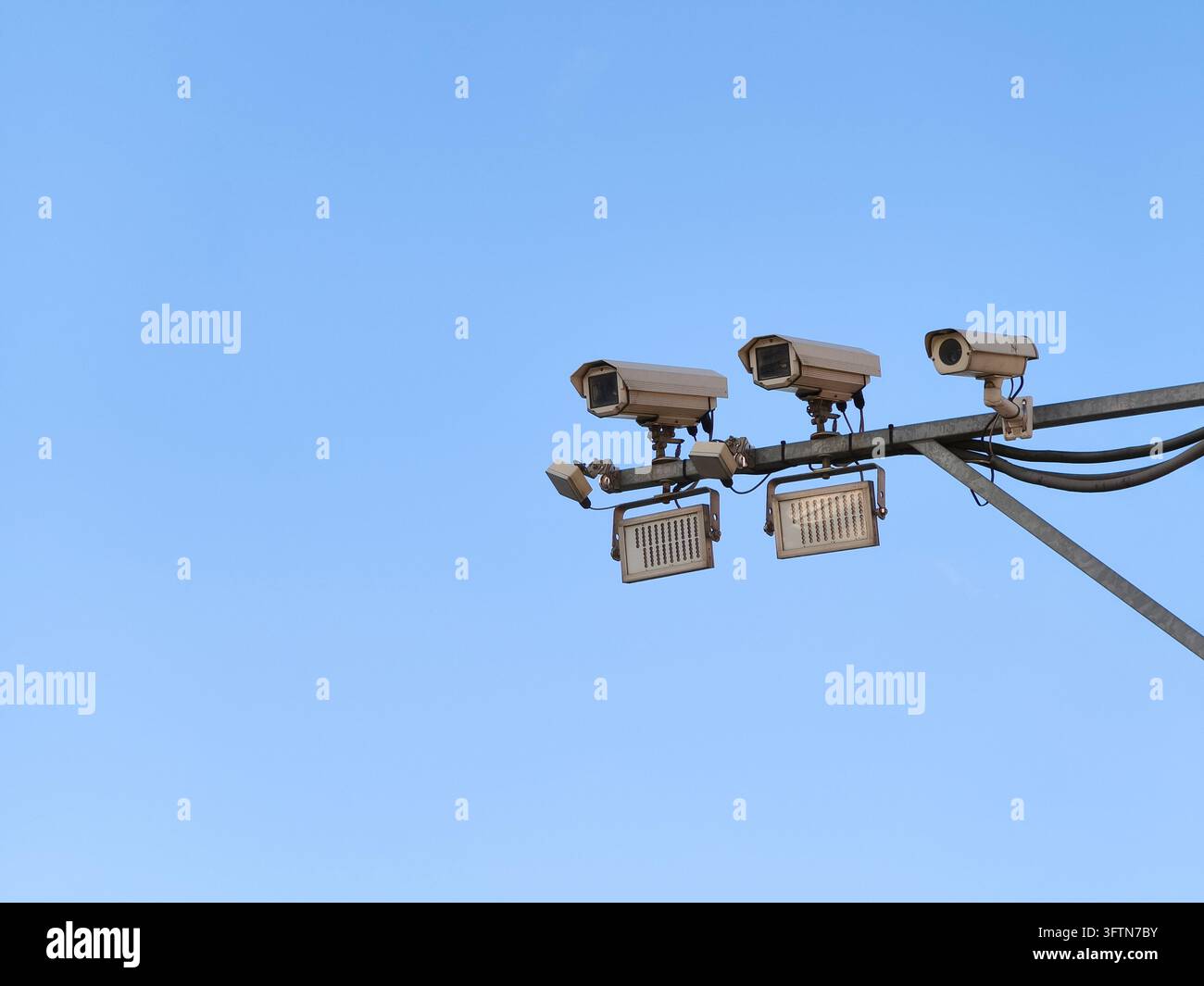 Plusieurs caméras de surveillance CCTV et projecteurs montés sur un poteau métallique, capturant la surveillance extérieure et la surveillance de sécurité pour la sécurité publique, Banque D'Images