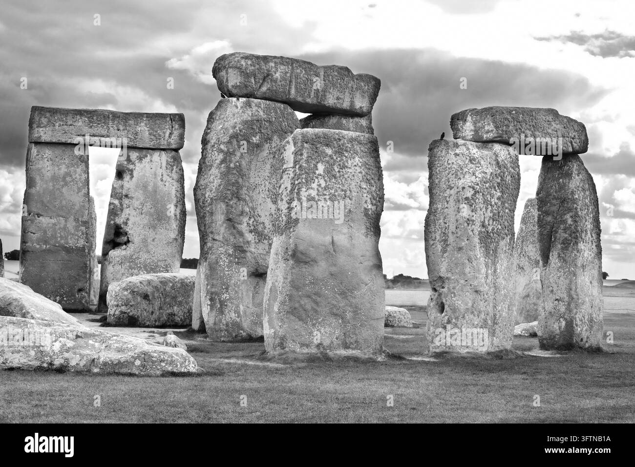 Paysage dramatique en noir et blanc du cercle de pierres préhistorique antique de Stonehenge sous un ciel nuageux et atmosphérique dans le Wiltshire, Royaume-Uni Banque D'Images