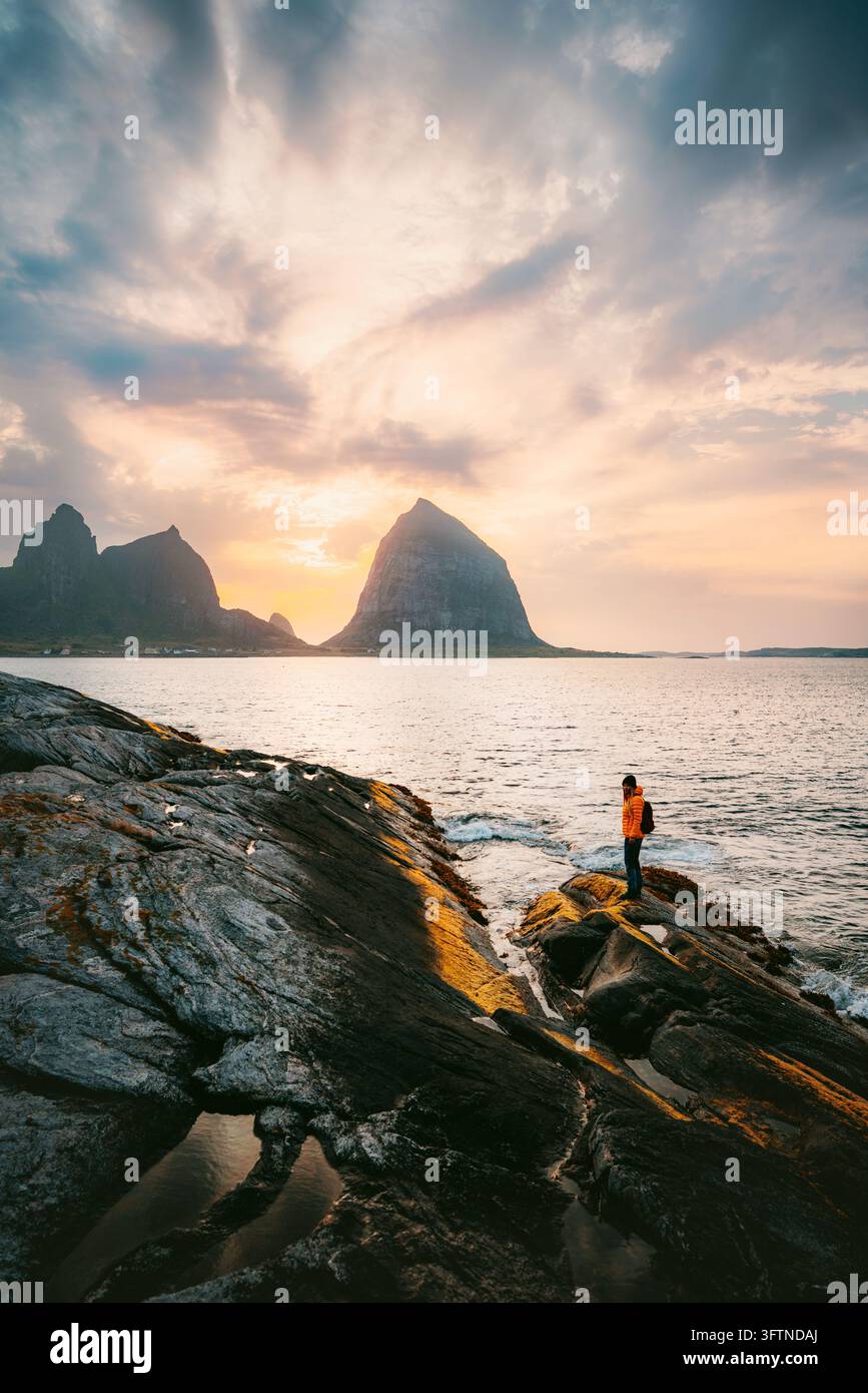 Touriste voyageant seule en Norvège, femme marchant et profitant des îles Helgeland et de la vue sur la mer froide, vacances d'été actives, aventure, mode de vie sain, sortie Banque D'Images