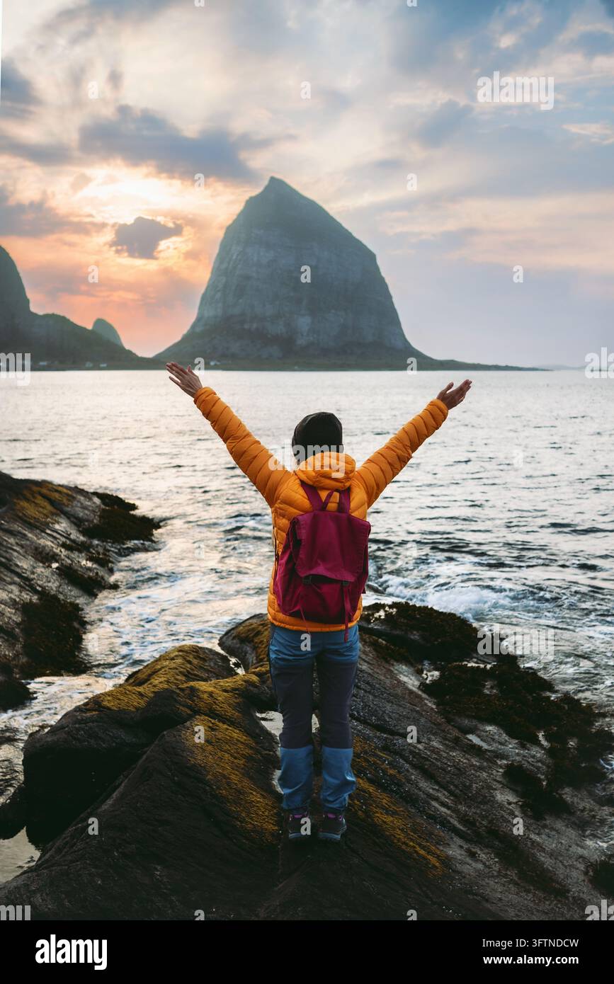 Touriste femme voyageant seule en Norvège, vacancière appréciant la vue du coucher de soleil sur les îles de Helgeland, vacances d'été actives, style de vie aventureux, fille en tournée Banque D'Images