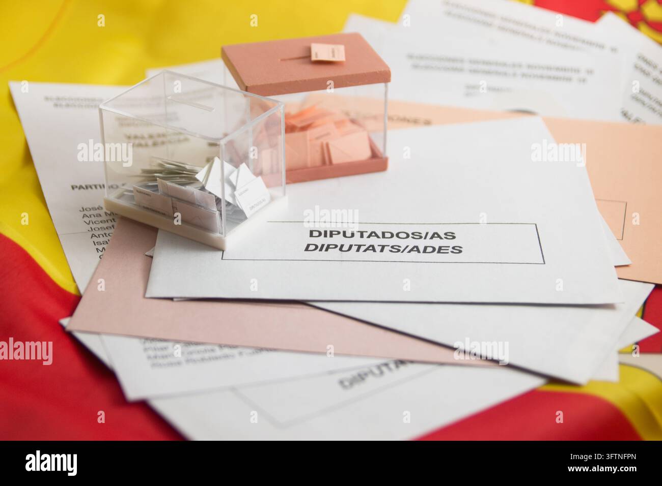 2026. Espagne. Urnes contenant les votes pour l'élection du Congrès des députés et du Sénat espagnol. Banque D'Images