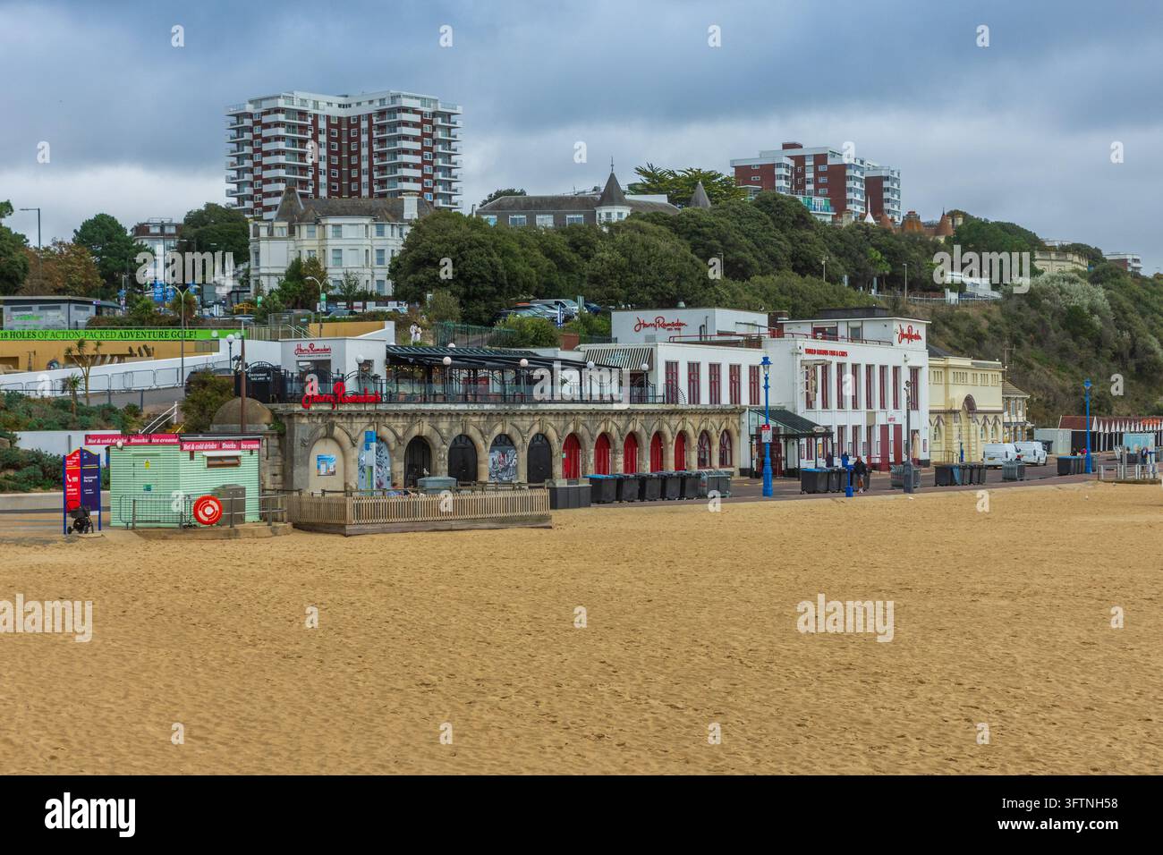 East Cliff Beach, Bournemouth, Royaume-Uni - 9 octobre 2026 : Le restaurant Harry Ramsden's sur la plage de Bournemouth. Banque D'Images