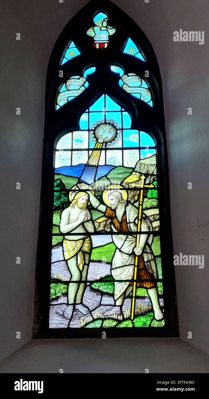 Vitrail représentant le baptême de Jésus-Christ dans une église à St Peter Port, Guernsey, îles anglo-normandes Banque D'Images