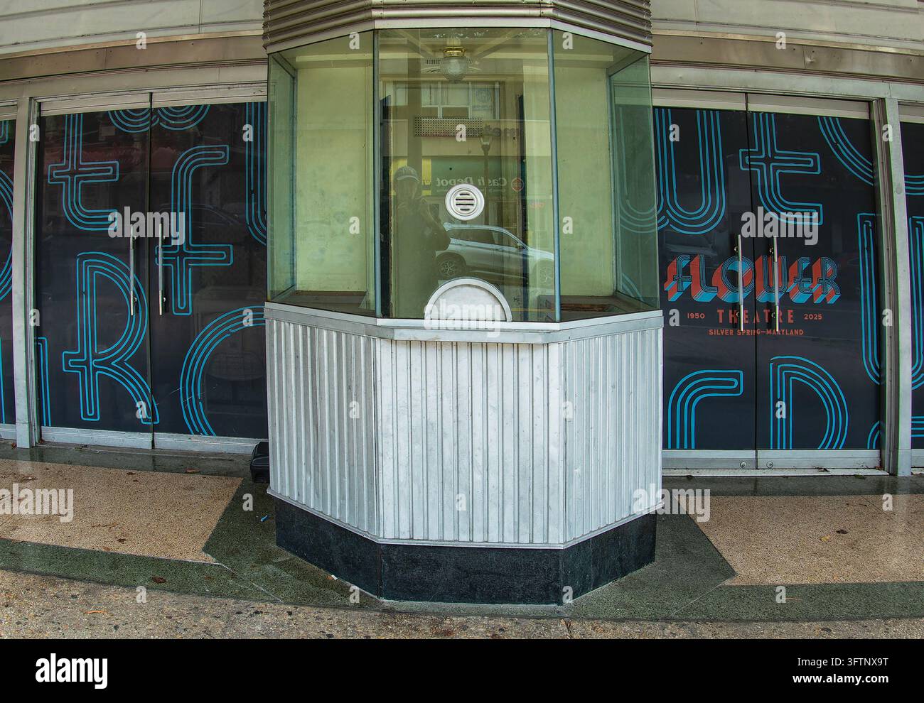 Le guichet octogonal restauré en métal et verre devant le théâtre historique Flower à Silver Spring, Maryland. Banque D'Images
