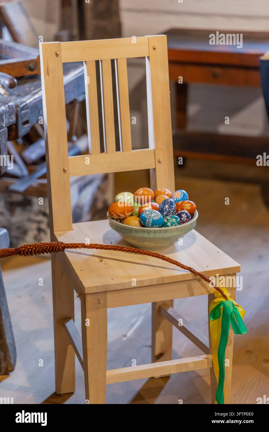 Kraslice décorée et pomlazka tressée célébrant les traditions de Pâques tchèques sur Vesely Kopec Banque D'Images