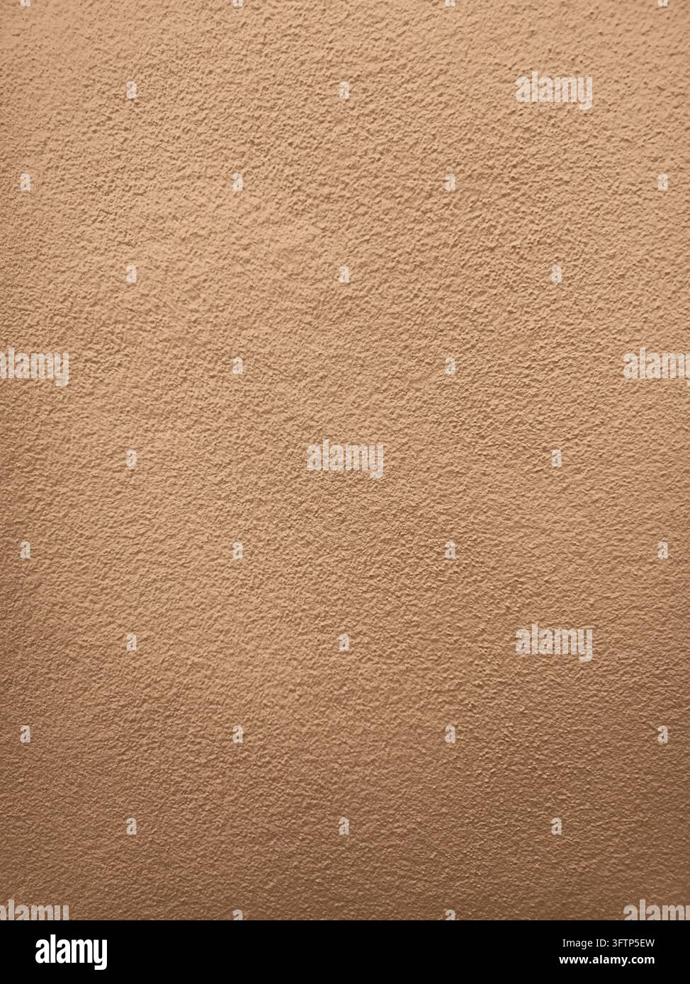 Texture murale en béton brun naturel avec surface en plâtre rugueuse et variation subtile de tons, idéale pour les arrière-plans, intérieurs, architecture et maquettes de design - Image de stock capturée avec un smartphone