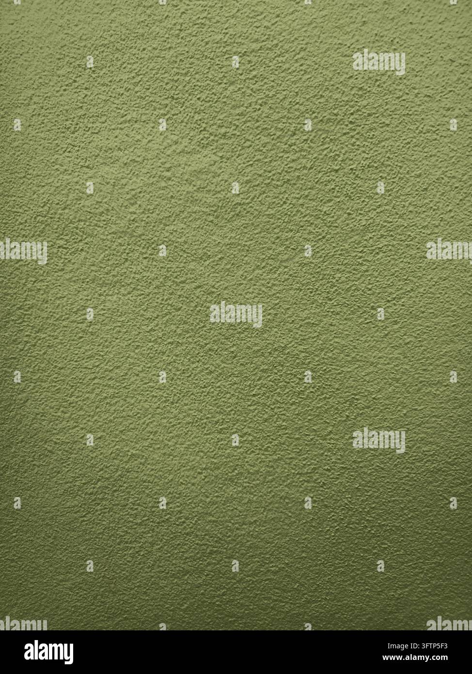 Texture de mur en béton vert olive avec surface en plâtre rugueuse et variation subtile de tons, idéale pour les fonds, intérieurs, architecture et design moderne - Image de stock capturée avec un smartphone