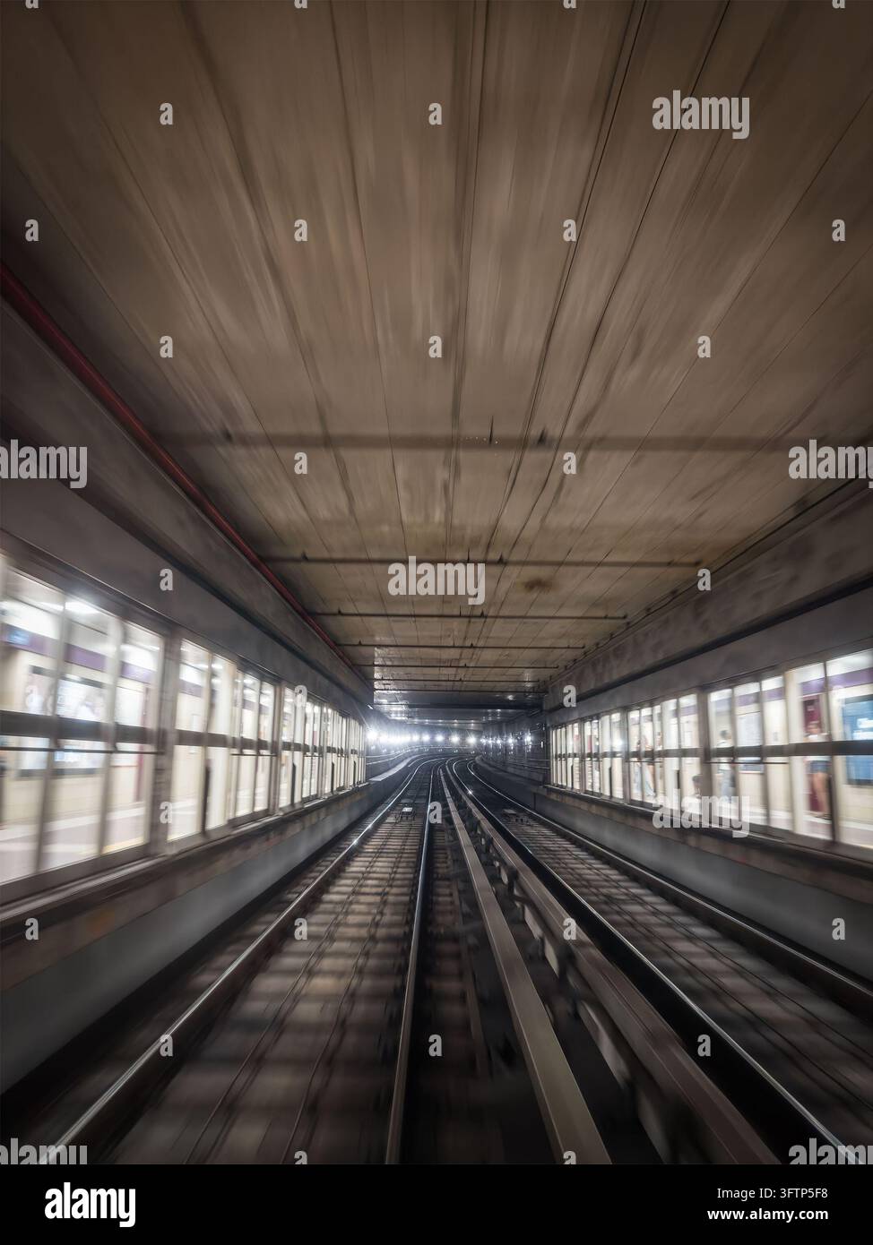 Perspective de train de métro avançant sur les voies ferrées à travers le tunnel de la plateforme de la station de métro de Milan en Italie Banque D'Images