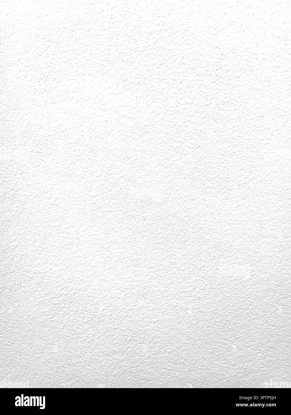 Texture de mur en béton blanc avec une surface en plâtre fin et rugueux et des variations de tons subtiles, idéale pour des arrière-plans propres, des intérieurs, l'architecture et le minimalisme - Image de stock capturée avec un smartphone