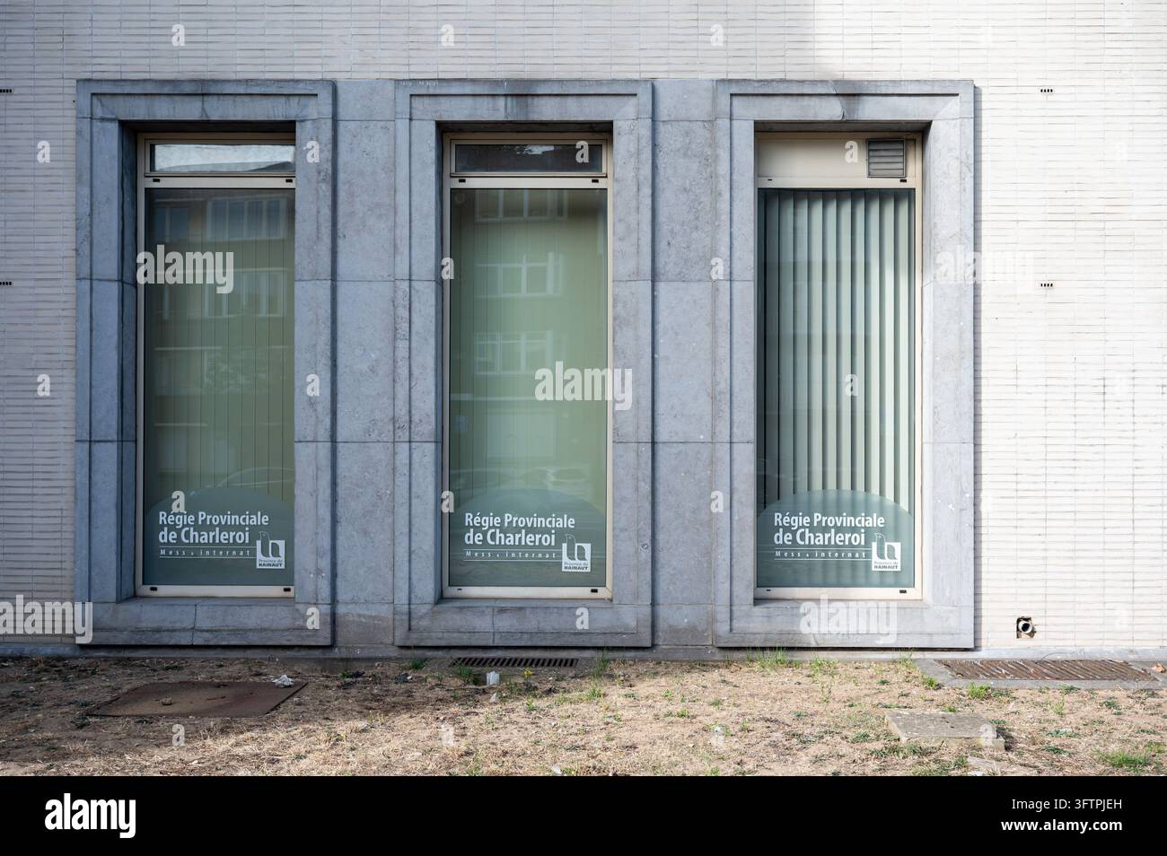 La Régie Provinciale de Charleroi, associée à la Province de Hainaut, affichant la désignation "Mess & Internat". Le panneau identifie provinciale Banque D'Images