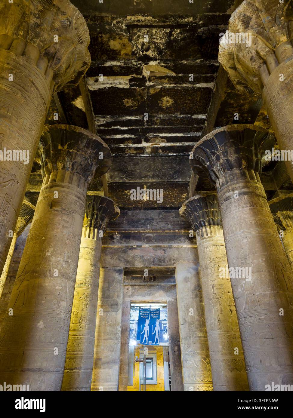 À l'intérieur du magnifique temple d'Edfou en Égypte Banque D'Images