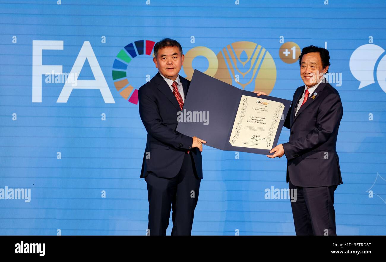 (261016) -- ROME, 16 octobre 2026 (Xinhua) -- Le Directeur général de l'Organisation des Nations Unies pour l'alimentation et l'agriculture (FAO) Qu Dongyu (R) remet le Prix de l'Organisation des Nations Unies pour l'alimentation et l'agriculture (FAO) 2026 à Wu Bingfang, chercheuse à l'Institut de recherche sur l'information aérospatiale de l'Académie chinoise des sciences (AIRCAS) lors de la cérémonie de clôture du Forum mondial de l'alimentation, à Rome, Italie, le 16 octobre 2026. L'Institut de recherche sur l'information aérospatiale de l'Académie chinoise des sciences (AIRCAS) a remporté le Prix de l'Organisation des Nations Unies pour l'alimentation et l'agriculture pour l'année 2026 Banque D'Images