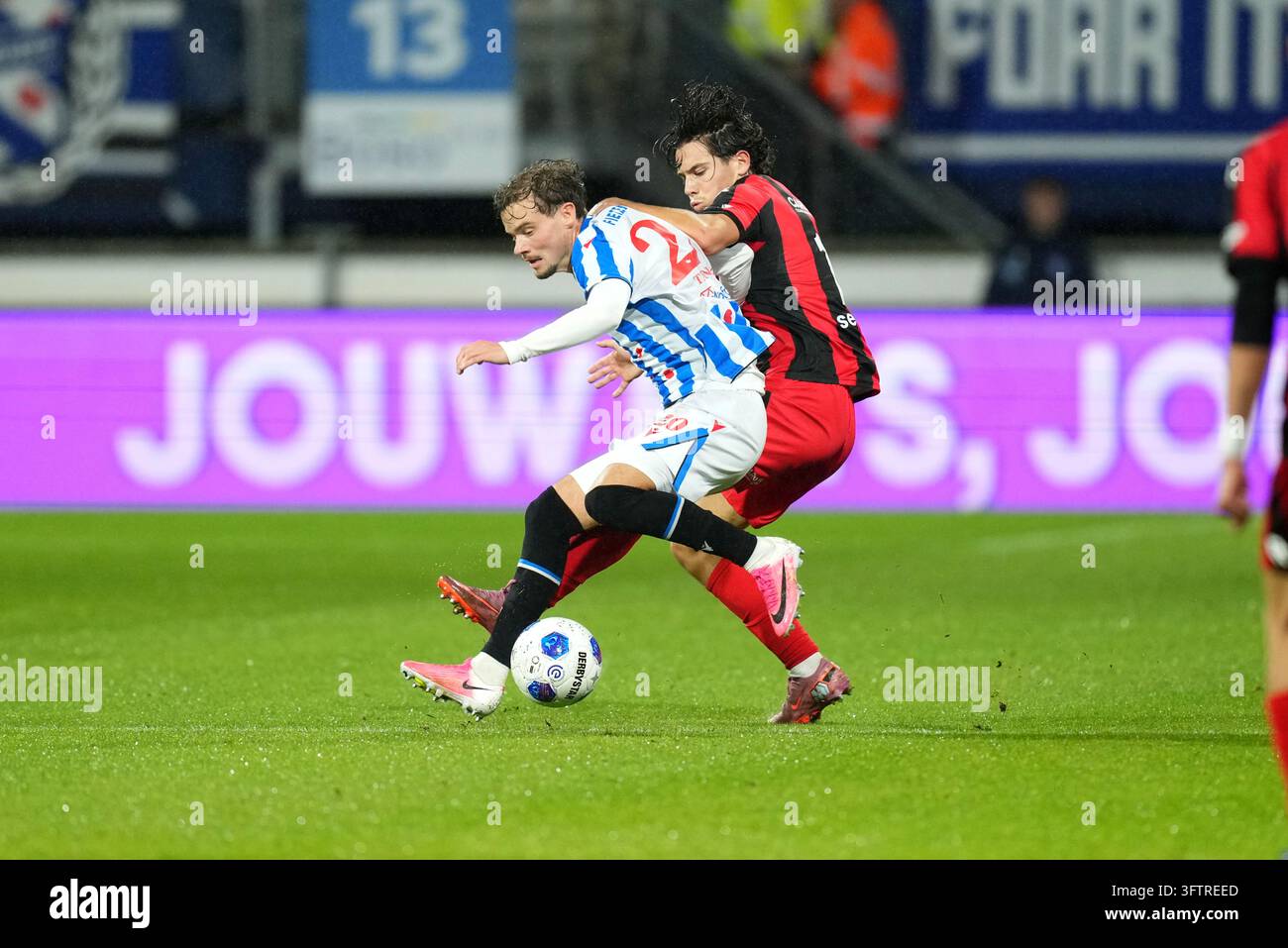 Heerenveen - Jacob Trenskow de sc Heerenveen se bat pour la possession avec Simon Janssen d'Excelsior Rotterdam lors de la neuvième journée de la saison 2026/2027 de l'Eredivisie. Le match oppose sc Heerenveen à Excelsior Rotterdam au stade Abe Lenstra le 16 octobre 2026 à Heerenveen, Pays-Bas. (Hero Images/Yannick Verhoeven) Banque D'Images