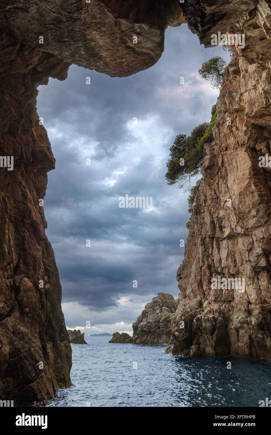 Photographie de paysage en grand angle vertical regardant depuis l'arc intérieur de la Grotte Bleue (Plava Špilja) sur l'île de Koločep en Croatie. Banque D'Images