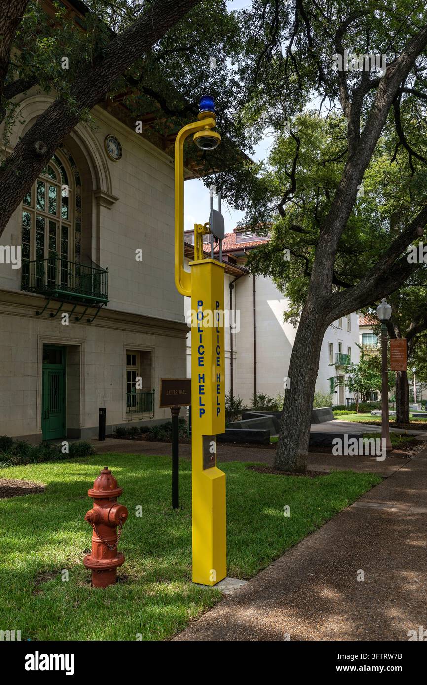 Boîte d'appel d'urgence jaune de la police avec lumière stroboscopique bleue se tient près d'une bouche d'incendie devant Battle Hall sur le campus de l'Université du Texas à Austin, États-Unis Banque D'Images