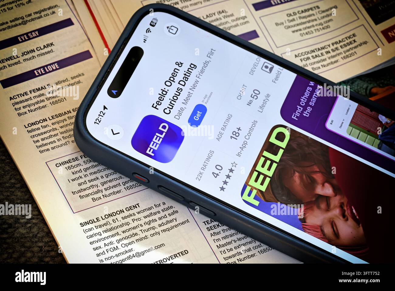 Feeld dating app shown on an Apple iPhone with app details and purple branding. Banque D'Images
