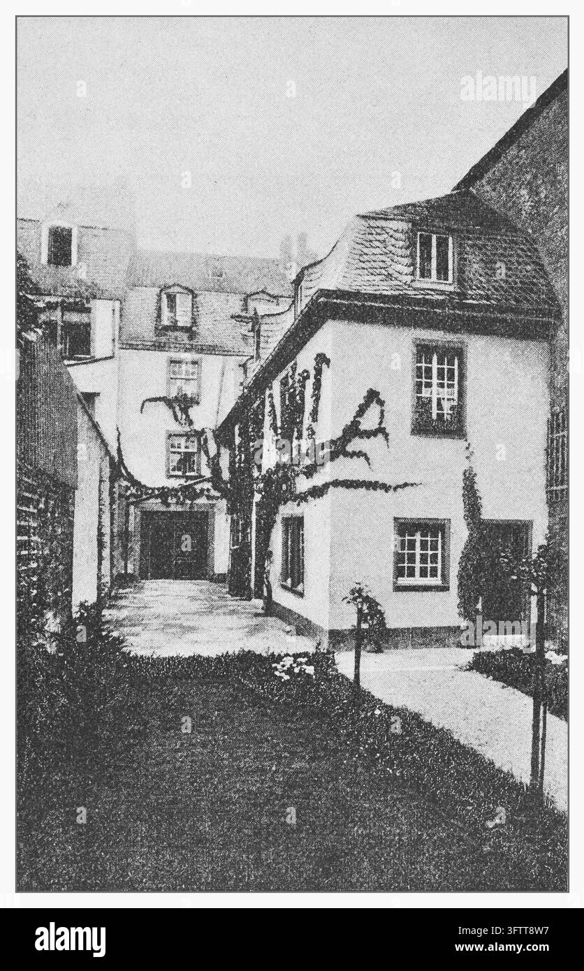 Maison arrière avec salle d'accouchement, façade recouverte de vignes, vue sur la cour, illustration du XIXe siècle. Banque D'Images