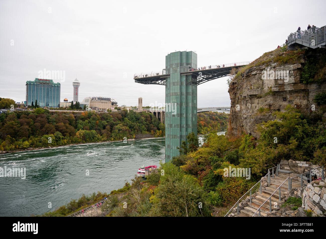 Chutes du Niagara, New York, États-Unis - 10 octobre 2026 : Vue de la tour d'observation des chutes du Niagara surplombant la rivière Niagara avec une automne luxuriant Banque D'Images