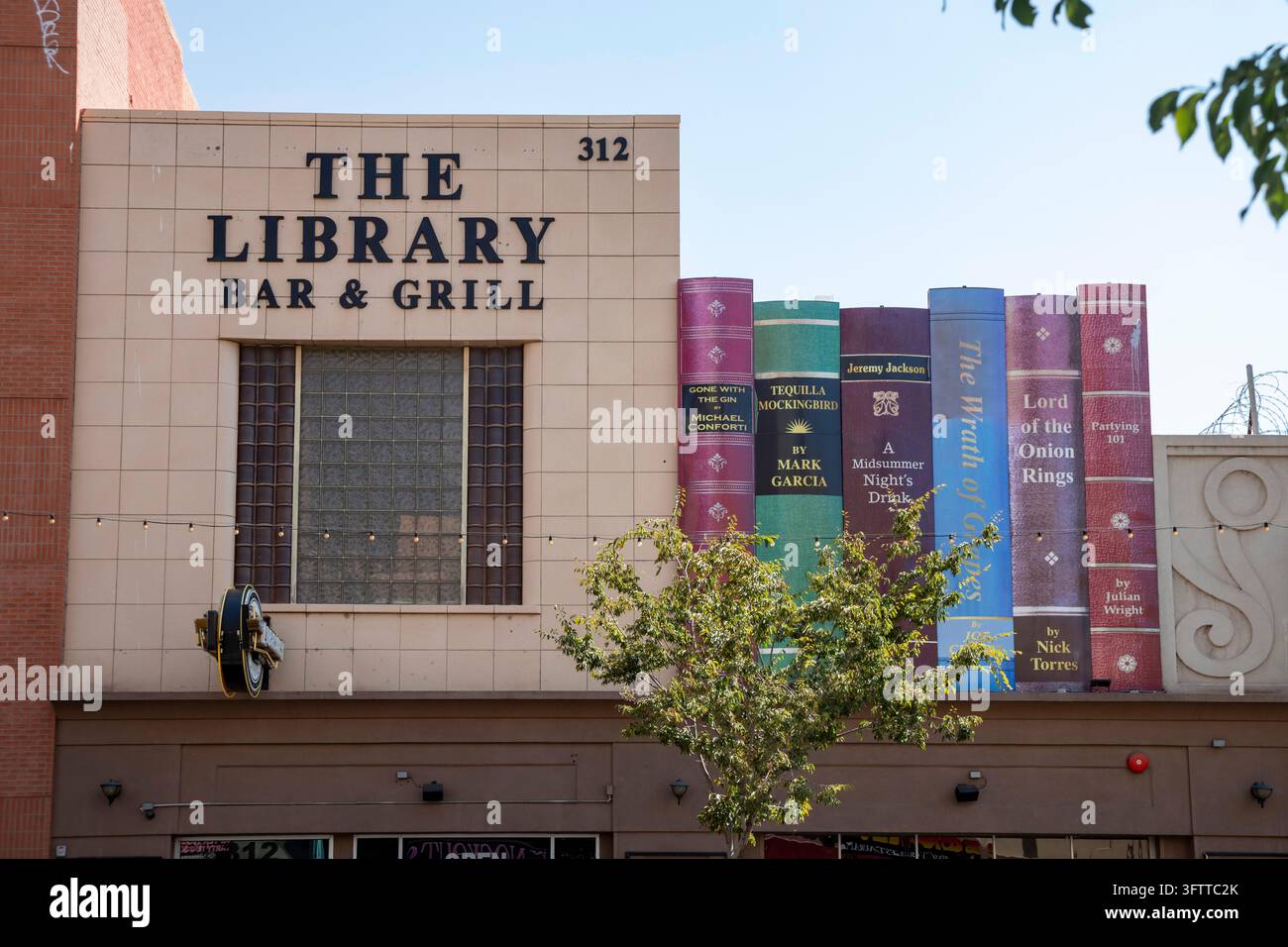 Albuquerque, Nouveau-Mexique - De gigantesques livres sur les thèmes de la nourriture, des boissons et des fêtes décorent The Library Bar & Grill dans le centre-ville d'Albuquerque. Banque D'Images