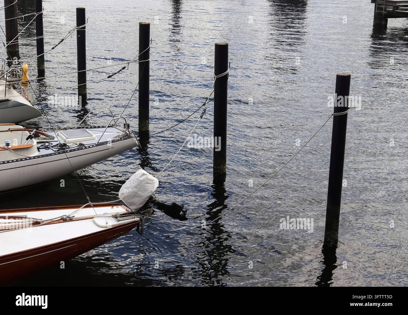 Quelques bateaux à la Marina de Kiel en Allemagne Banque D'Images