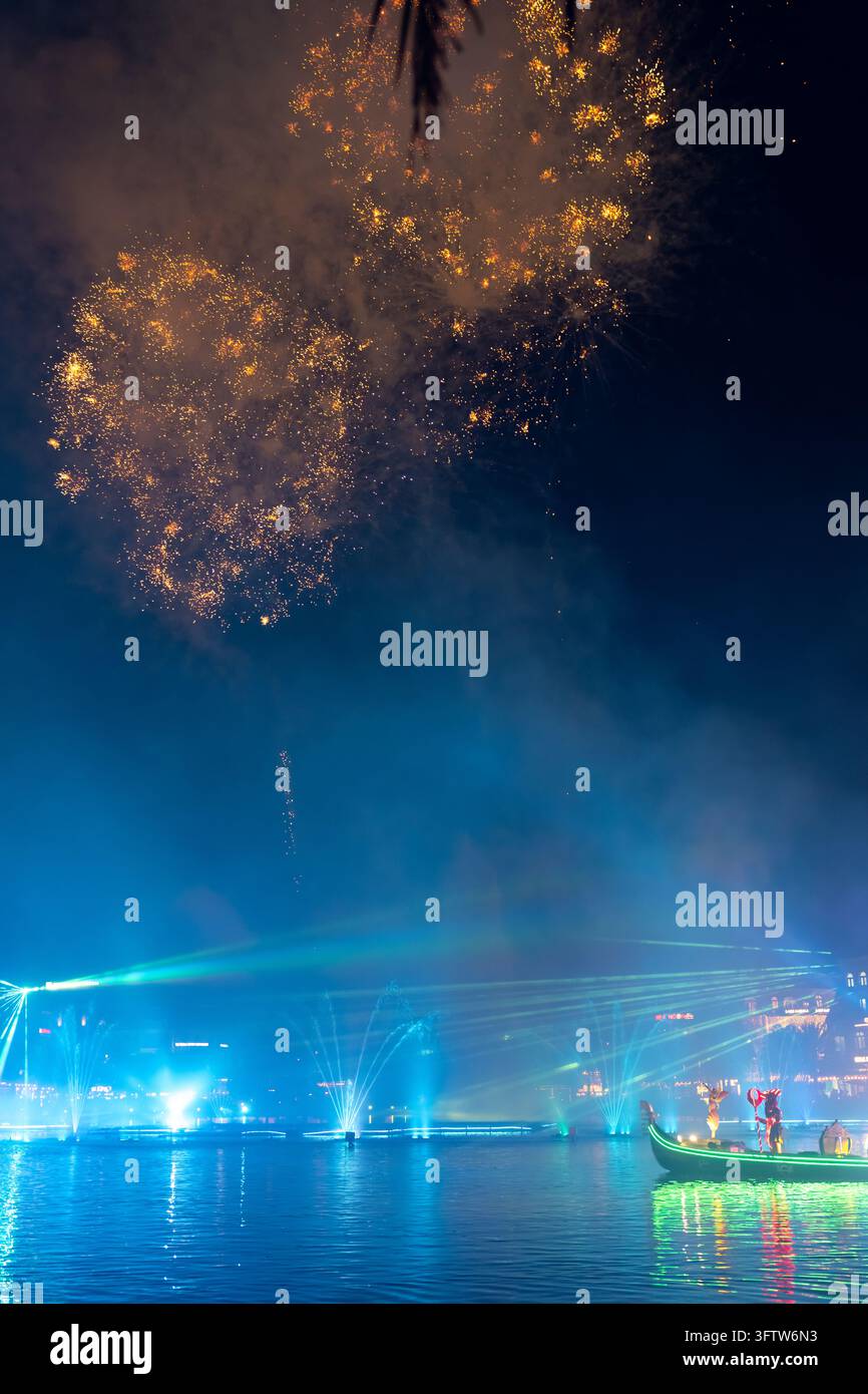 Grand World, Phu Quoc, Vietnam - 11 avril 2026 : des feux d'artifice illuminent le ciel nocturne au-dessus du canal lors d'un spectacle multimédia en bord de mer mettant en vedette ill Banque D'Images
