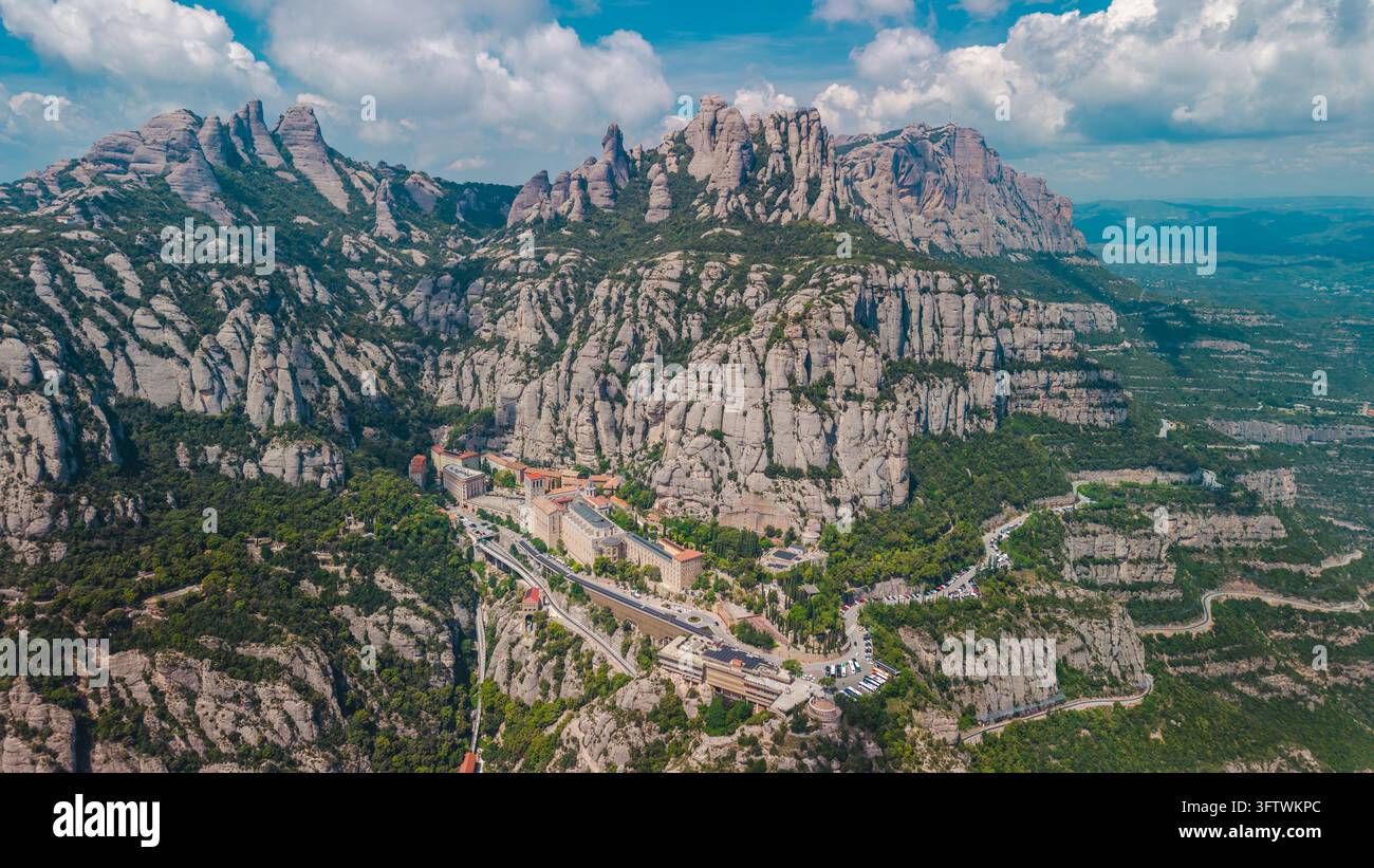 L'abbaye de Montserrat est vue de dessus sous les falaises dentelées de Montserrat en Catalogne, Espagne. Banque D'Images