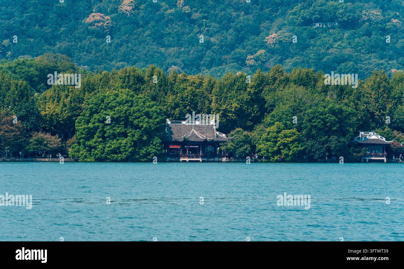 Bâtiments anciens du Lac de l'Ouest et verdure luxuriante Banque D'Images