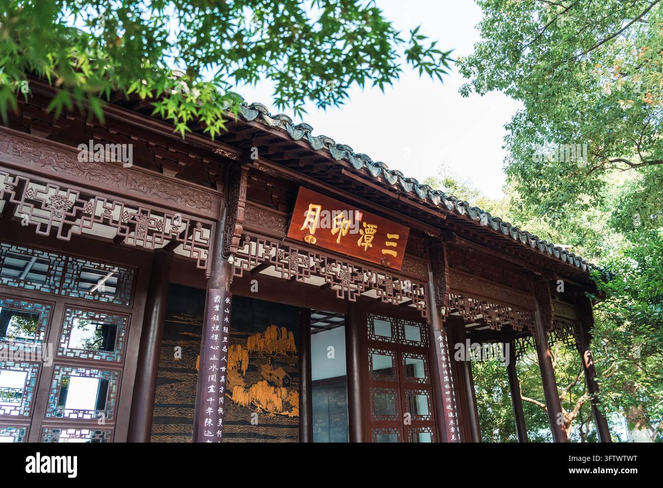 Lac de l'Ouest de Hangzhou Trois Étangs Réfléchissant la Lune Architecture Ancienne Banque D'Images