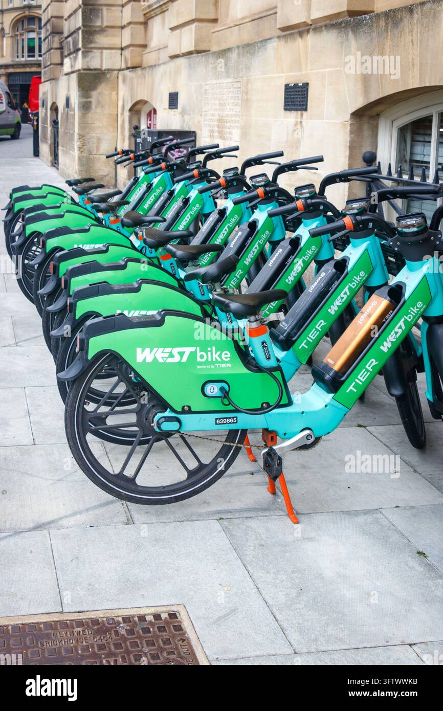 Vélos électriques verts WESTbike de Dott et Tier dans le centre-ville de Bristol Banque D'Images