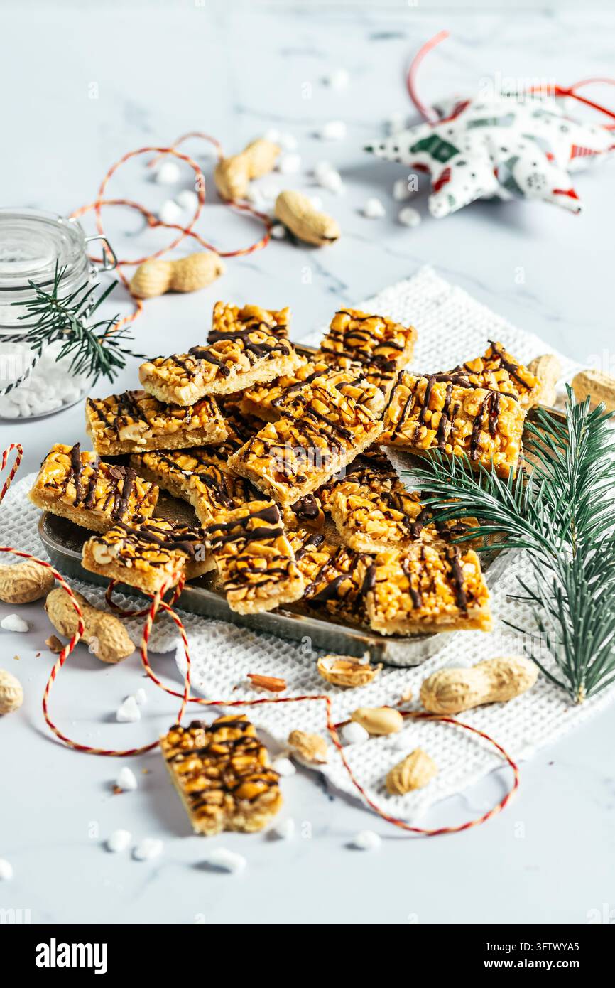 Biscuits faits maison au caramel aux arachides, biscuits de Noël au caramel salé et aux arachides, coupés en rectangles, verticaux Banque D'Images