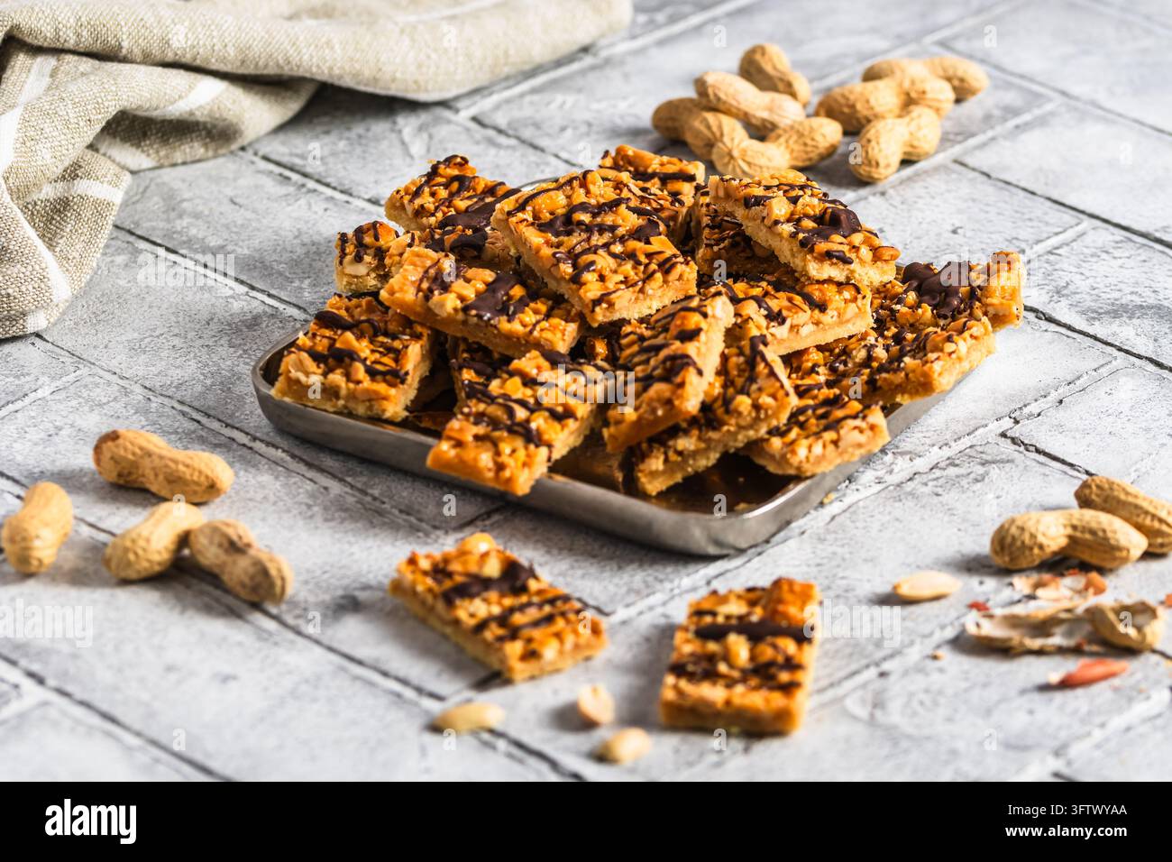 Biscuits faits maison avec caramel salé et cacahuètes, coupés en rectangles Banque D'Images
