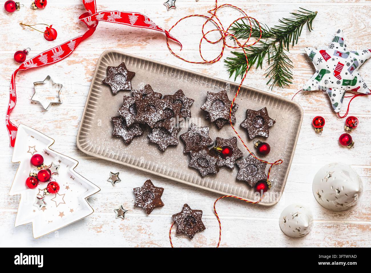 Biscuits de Noël Linz traditionnels remplis de confiture de coing sur un fond en bois blanc, vue de dessus Banque D'Images