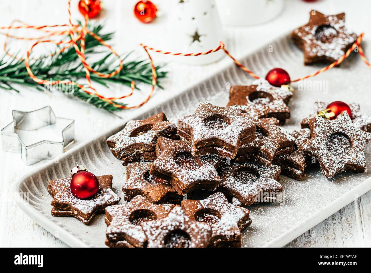 Biscuits de Noël Linz traditionnels remplis de confiture de coing sur un fond en bois blanc, décoration christmale Banque D'Images