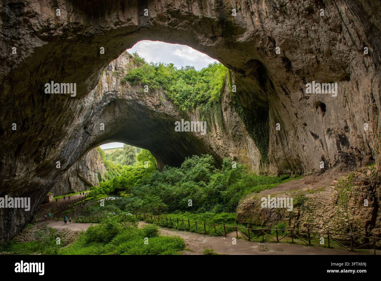 Photographie à haute dynamique montrant la chambre intérieure et les ouvertures karstiques naturelles de la grotte de Devetashka. Banque D'Images