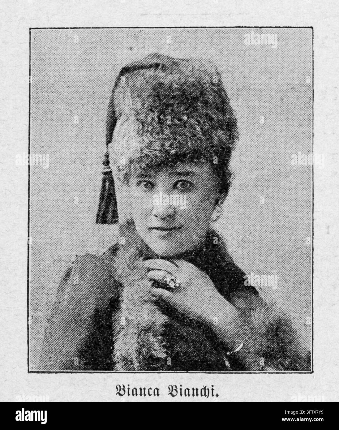Portrait de Bianca Bianchi, chanteuse d'opéra autrichienne en chapeau de fourrure, gravure héliographique du XIXe siècle. Banque D'Images