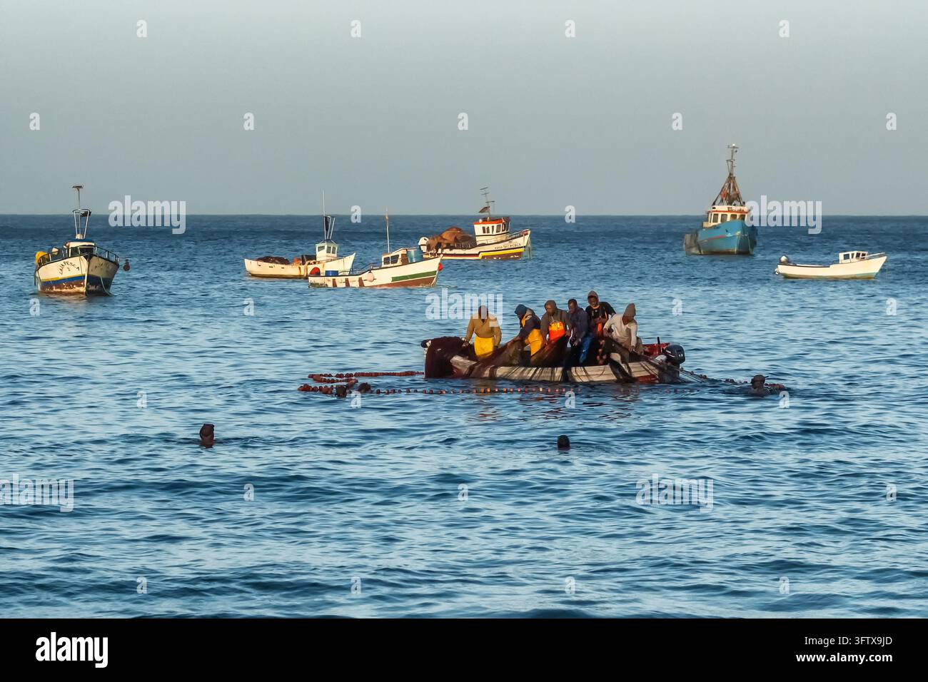 Pêcheurs locaux travaillant avec des filets sur un bateau en pleine mer près de Tarrafal Banque D'Images