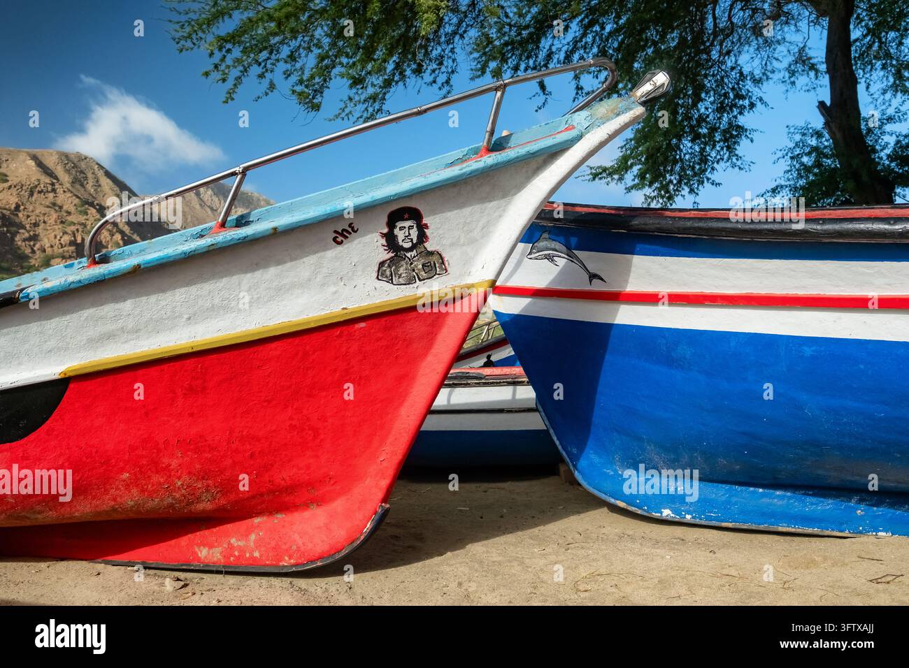 Bateaux de pêche traditionnels en bois colorés garés sur la plage de Tarrafal Banque D'Images